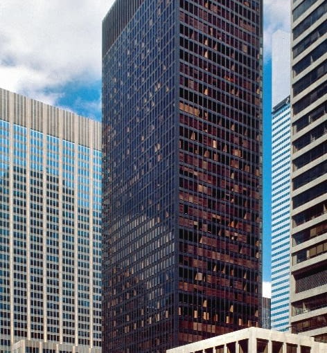 Seagram Building, zbudowany w latach 1954-1958. Ma kształt prostopadłościanu, a jego elewacja jest ze szkła i brązu. Seagram Building, zbudowany w latach 1954-1958. Ma kształt prostopadłościanu, a jego elewacja jest ze szkła i brązu.
