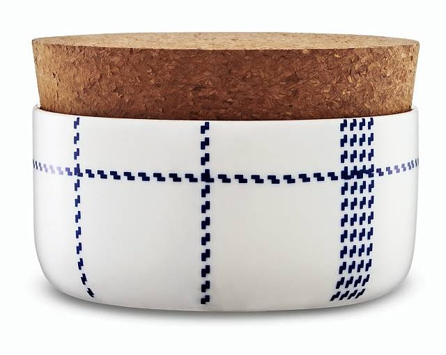 OZDOBNE CUKIERNICE. Mormor Blue, porcelana i korek, 77 zł, sprzedaż: Duka