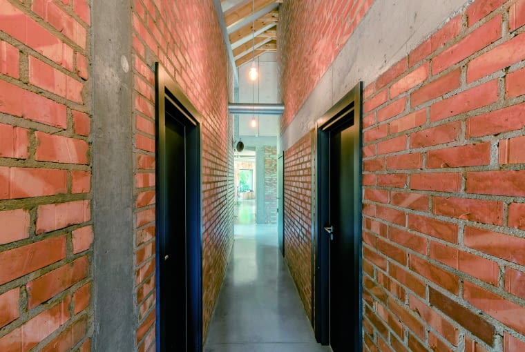 Nieregularna bryła z niesymetrycznym dachem na Mazowszu Domy o wyjątkowej architekturze