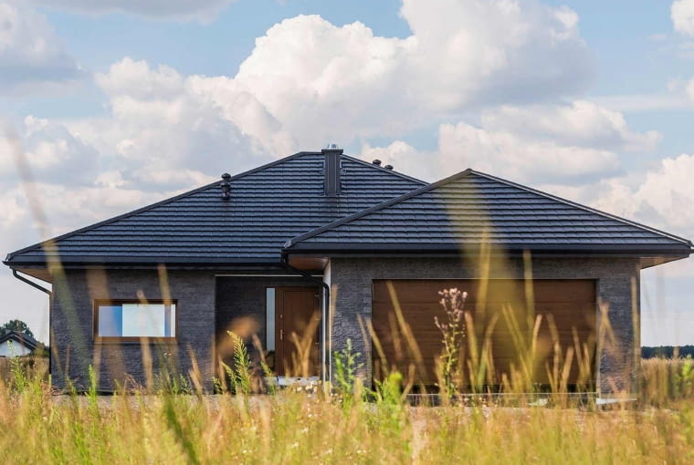 Pokryć z blachy stalowej powlekanej jest dużo. Wybór jednego z produktów jest kwestią gustu, regionu kraju, zapisów miejscowego planu zagospodarowania przestrzennego i zasobności portfela Pokryć z blachy stalowej powlekanej jest dużo. Wybór jednego z produktów jest kwestią gustu, regionu kraju, zapisów miejscowego planu zagospodarowania przestrzennego i zasobności portfela