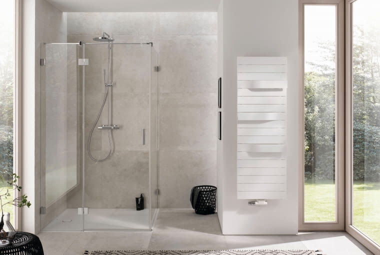 Funkcję wieszaków na ręczniki w tym modelu grzejnika spełniają nieco odchylone od płaszczyzny niektóre elementy grzejne