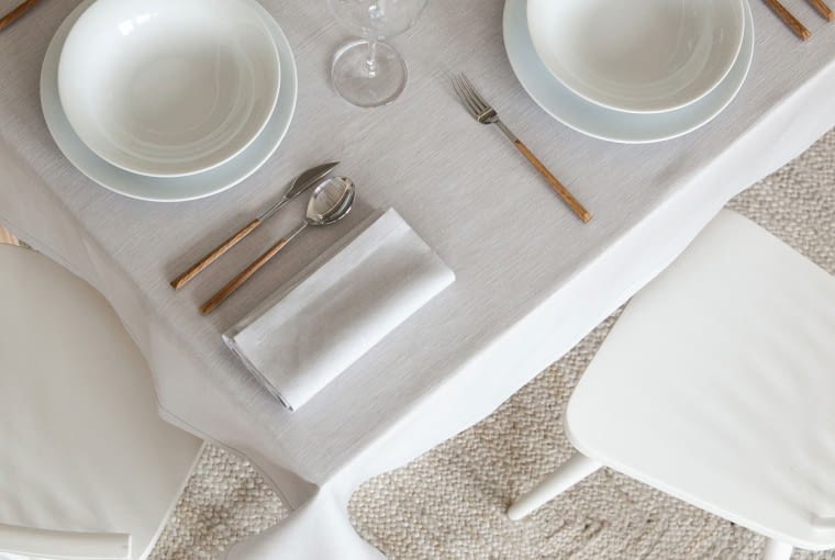 Zara Home - Milano Collection: lniany obrus w jasnoszarym kolorze. Cena: 179 zł (150x150 cm). zara home, len, lniana pościel, prostota, minimalizm we wnętrzach, prosta pościel