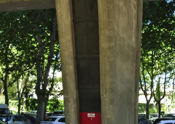 Jednostka Marsylska, proj. le Corbusier - jeden z pilotis od wewnętrznej strony. Słupy fundamentowe skrywają w swoim wnętrzu instalacje techniczne budynku