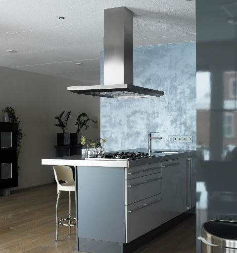 We wnętrzu industrialnym najlepiej sprawdza się paleta barw pochodząca od czystych bieli i szarości loft,lofty,aranżacja wnętrz,projektowanie wnętrz,kuchnia,okap kuchenny