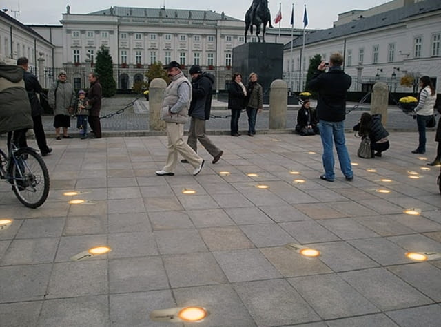 Wizualizacje Pomnika Światła bliższa możliwemu efektowi - 96 światełek widocznych w chodniku