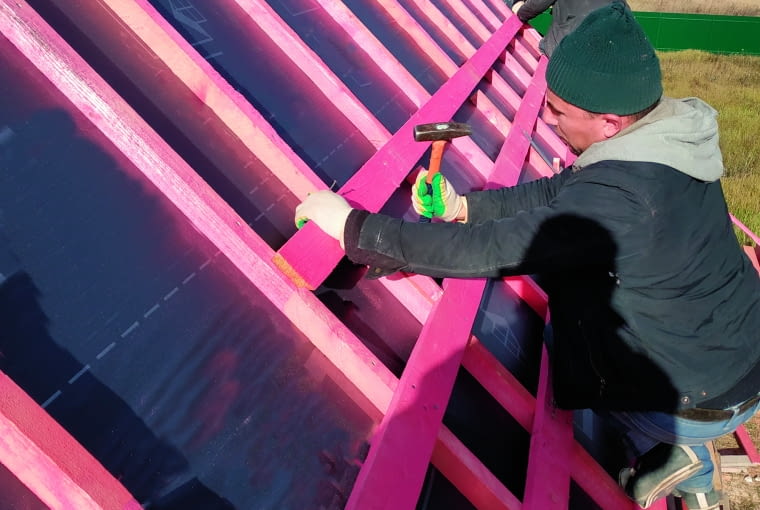 Pod większość pokryć wystarczy drewniany ruszt z kontrłat i łat. Dzięki kontrłatom nabitym na krokwie wytwarza się szczelina wentylacyjna między pokryciem a membraną dachową Pod większość pokryć wystarczy drewniany ruszt z kontrłat i łat. Dzięki kontrłatom nabitym na krokwie wytwarza się szczelina wentylacyjna między pokryciem a membraną dachową