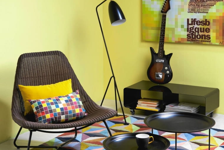MEBLE: szafka RTV - 199 zł, Another Design; stoliki - 1339 zł/3 szt., BoConcept; fotel - 499 zł, IKEA. POZOSTAŁE: lampa - 2862 zł, Another Design; gitara - 1000 zł, Galeria La Boheme; dywan - 2679 zł, obraz - 695 zł, BoConcept; filiżanka - 34,90 zł, Duka; poduszka (żółta) - 85 zł, Noti; poduszka (wzorzysta) - 80 zł, Wzory i Kolory. NA ŚCIANIE: Farba Cytrynowy sad - 81 zł/5 l, Dulux. MEBLE: szafka RTV - 199 zł, Another Design; stoliki - 1339 zł/3 szt., BoConcept; fotel - 499 zł, IKEA. POZOSTAŁE: lampa - 2862 zł, Another Design; gitara - 1000 zł, Galeria La Boheme; dywan - 2679 zł, obraz - 695 zł, BoConcept; filiżanka - 34,90 zł, Duka; poduszka (żółta) - 85 zł, Noti; poduszka (wzorzysta) - 80 zł, Wzory i Kolory. NA ŚCIANIE: Farba Cytrynowy sad - 81 zł/5 l, Dulux.