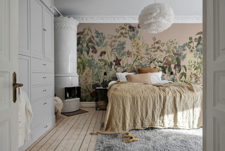 Styl romantyczny chętnie sięga po motywy kwiatowe, które subtelnie nawiązują do natury i wprowadzają do wnętrza nutę finezji, tak jak fototapeta producenta REBEL WALLS.