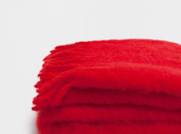 Zara Home: Czerwony pled, 459 zł Jesienne akcesoria z polskich sklepów