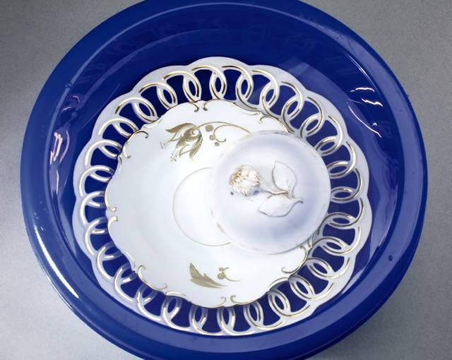 PORCELANA BEZ SKAZY - ZRÓB TO SAM. 1. Naczynie moczymy w letniej wodzie z dodatkiem łagodnego środka myjącego. PORCELANA BEZ SKAZY - ZRÓB TO SAM. 1. Naczynie moczymy w letniej wodzie z dodatkiem łagodnego środka myjącego.