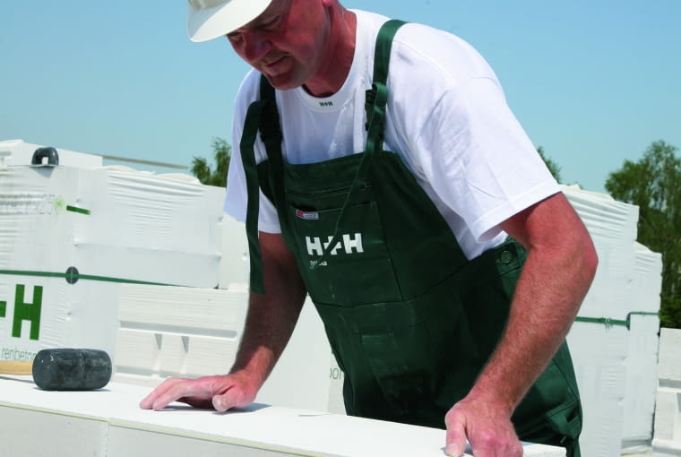 Wybierając materiały na ściany – w zależności od tego, czy mają być one wzniesione w jednej, czy w kilku warstwach – należy się kierować różnymi parametrami