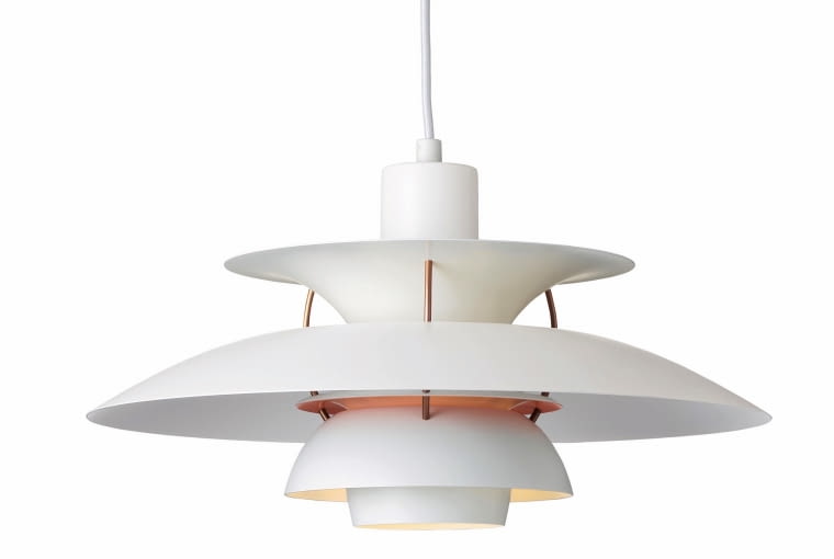 latające talerze Lampa PH 50 to ikona duńskiego designu zaprojektowana przez Poula Henningsena. Z okazji 50.?rocznicy istnienia w 2008 r., wprowadzono do produkcji wersję z połyskiem w pięciu nowych kolorach. Ok. 3000 zł, Louis Poulsen