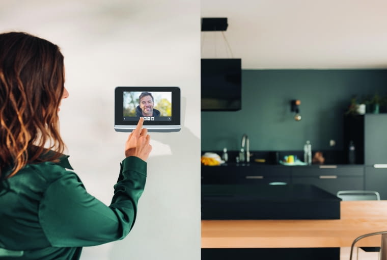 Nowoczesny wideodomofon pozwoli sprawdzić, kto stoi przed wejściem lub dzwoni do bramy – nie tylko na ekranie naściennego wyświetlacza, ale także w aplikacji mobilnej