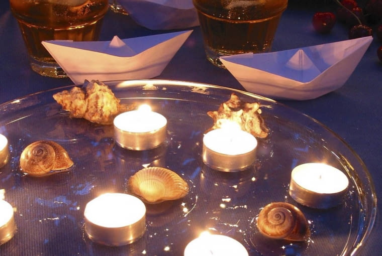 21.06.2002 WARSZAWA - STYLIZACJE DLA WKLADKI DOM SWIECZKI, MUSZELKI, LODKI PAPIEROWE LETNIE PRZYJECIE W OGRODZIE FOT. ARKADIUSZ SCICHOCKI / AGENCJA GAZETA SLOWA KLUCZOWE: OSWIETLENIE NACZYNIA