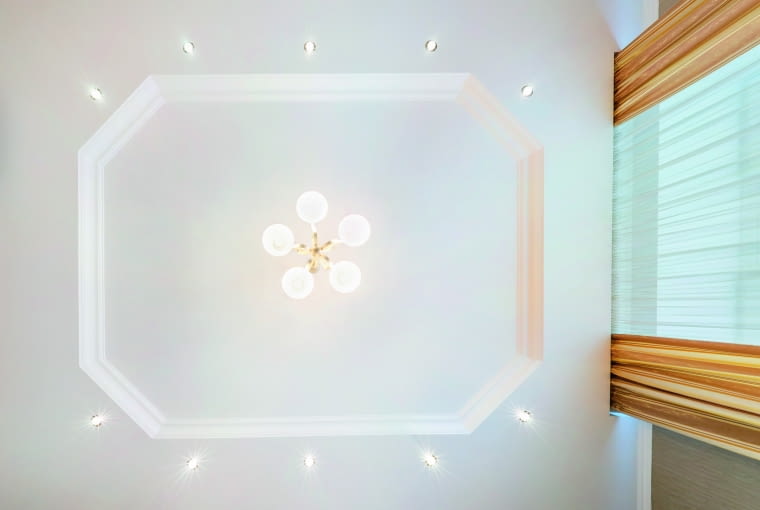 Ciekawy efekt architektoniczny można dodatkowo podkreślić odpowiednim rozmieszczeniem elementów oświetlenia – warto w tym celu wykorzystać różne źródła światła