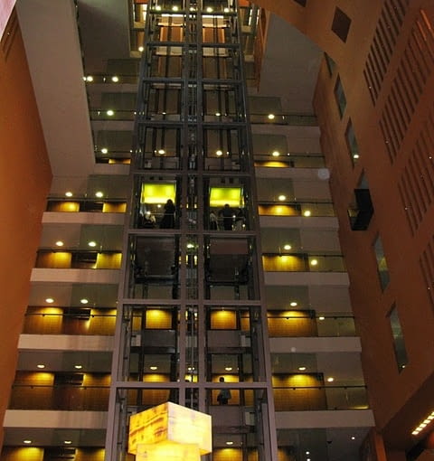 W środku Sheraton Abandoibarra Hotel jest olbrzymie atrium wysokie na 8 pięter, sklepione półkolebką. Tę wysoką przestrzeń doświetlają również perforacje w ścianach i sklepieniu, wąskie smugi światła tworzą tu o każdej porze dnia prawdziwy spektakl światła i cienia. architektura, top 10, hiszpania, frank gehry, bilbao, budynek