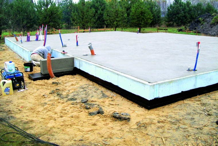 Domy warto budować na płycie fundamentowej; Budowa domu