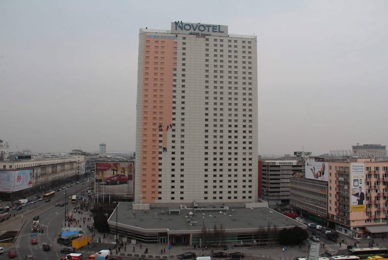 04.04.2012 WARSZAWA , PRZEMALOWANY NA DWA KOLORY HOTEL FORUM PRZY SKRZYZOWANIU UL. MARSZALKOWSKIEJ I AL. JEROZOLIMSKICH . FOT. STEFAN ROMANIK / AGENCJA GAZETA