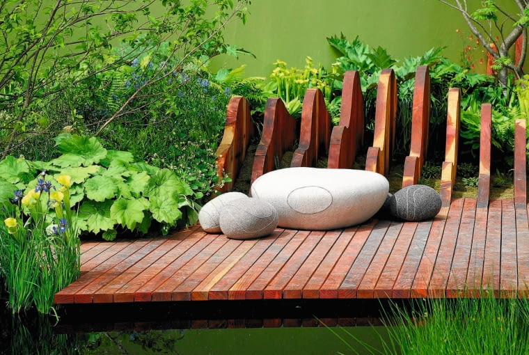 20.05.2009 LONDYN , CHELSEA FLOWER SHOW 2009 , WYSTAWA OGRODOW , DREWNIANY , DEKORACYJNY PODEST I WYGODNE PODUSZKI IMITUJACE KAMIENIE FOT. ARKADIUSZ SCICHOCKI / AGENCJA GAZETA PUBLIKACJA OGRODY NUMER SPECJALNY 1/2010 - MODNY OGROD - 5 2010 SLOWA KLUCZOWE: OGROD WYSTAWA DEKORACJA NAWIERZCHNIA ZDJĘCIE DO WKŁADKI: PUBLIKACJA OGRODY NUMER SPECJALNY 1/2010 - MODNY OGROD - CZASOPISMA