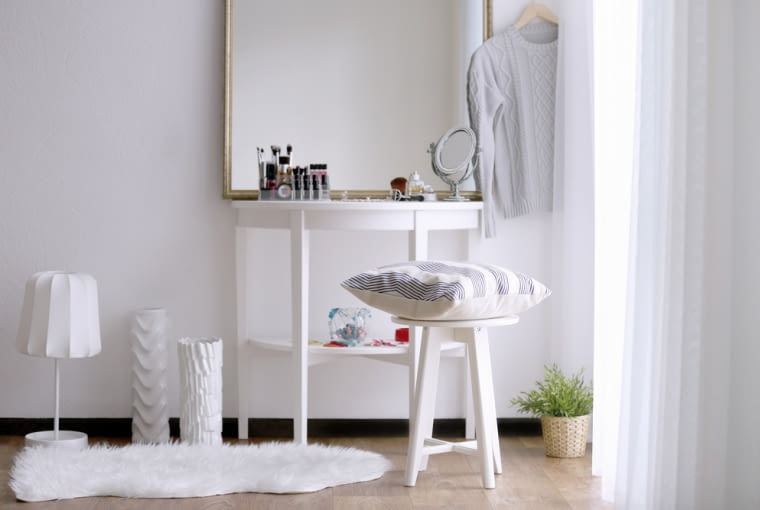 Na rynku dostępne są zarówno minimalistyczne jak i bogate toaletki, eleganckie jak i awangardowe. Na rynku dostępne są zarówno minimalistyczne jak i bogate toaletki, eleganckie jak i awangardowe.