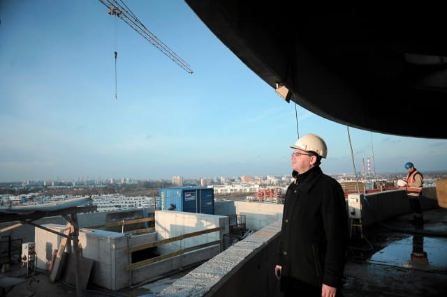 Proboszcz Krzysztof Mindewicz na budowie Świątyni Opatrzności 18.11.2009 WARSZAWA , KSIADZ PROBOSZCZ KRZYSZTOF MINDERSKI NA TARASIE WIDOKOWYM NA SZCZYCIE SWIATYNI OPATRZNOSCI BOZEJ W WILANOWIE .