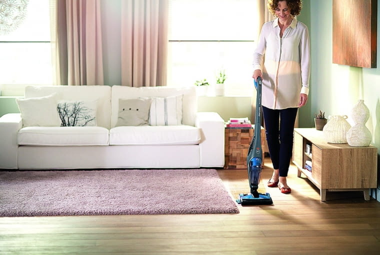 Koty psoty. Usuń je szczególnie z tych miejsc, do których rzadko zaglądasz. Warto zaopatrzyć się w pomysłowe urządzenia, które pomogą wyczyścić żeberka grzejników, tapicerkę, a także wymieść kłęby kurzu spod szaf - bez uciążliwego przesuwania mebli. Przyda się nowoczesny odkurzacz, który nie tylko zbierze kurz, sierść i okruchy, ale też rozlane płyny.