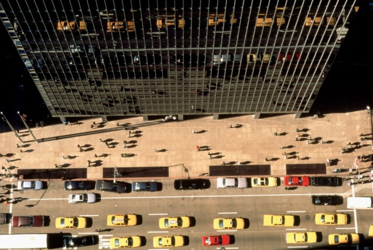 Seagram Building na Manhattanie przy 375 Park Avenue w Nowym Jorku. Projekt Mies van der Rohe Seagram Building na Manhattanie przy 375 Park Avenue. Perfekcyjna czysta forma, która przypieczętowała nastanie nowej ery drapaczy chmur