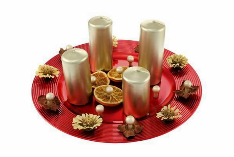 Ozdoby adwentowe. Wieniec - symboliczna dekoracja na ozdobnym talerzu