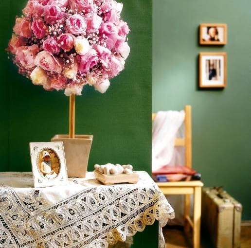 W RÓŻANYM OGRODZIE. Zamiast żywego bukietu bibułkowe róże z gipsówką. Szkoda tylko, że nie pachną. WNETRZE POKOJ DRZEWKO ROZANE