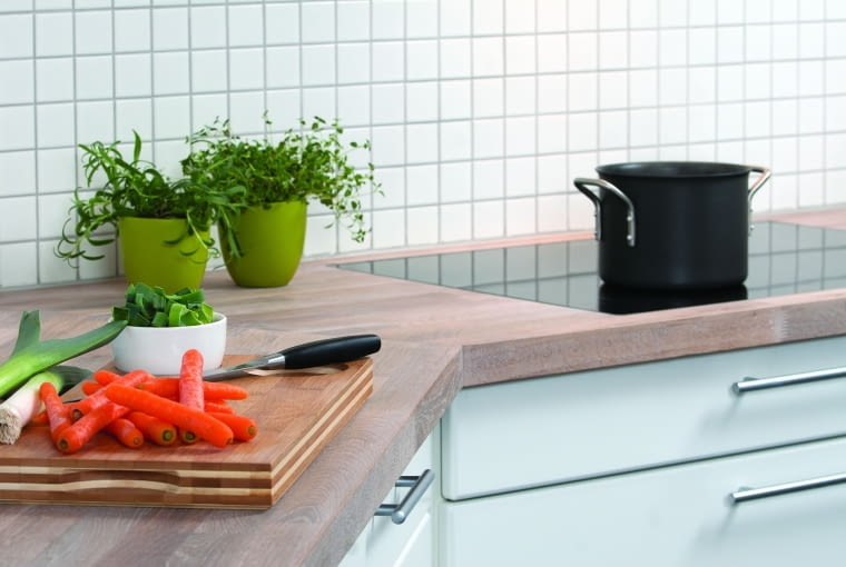 Aby drewno było odporne na wodę i zaplamienia, należy je zabezpieczyć olejem lub lakierem.