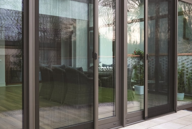 Moskitiery na oknach