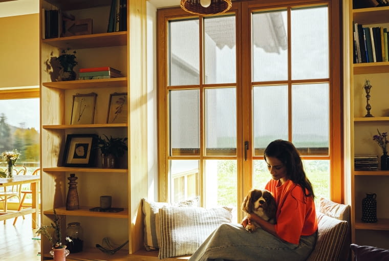 Okna zasłonięte markizami umożliwiają napływ naturalnego światła. Markizy przepuszczają wystarczającą ilość światła, aby nie używać dodatkowego oświetlenia