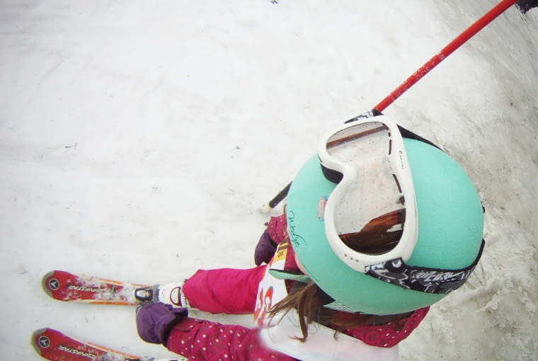 Kask powinien być ładny, ale to tylko jedna z pożądanych cech kaski narciarskie, dziecko na nartach, gogle narciarskie