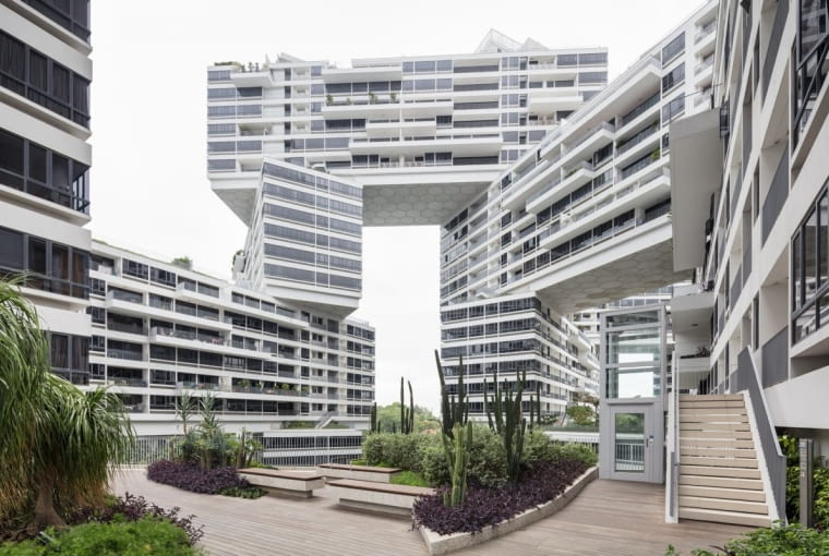 Interlace: apartamentowiec w Singapurze zaprojektowany przez OMA i Ole Sheerena. Wertykalna wioska złożona z 31 bloków poukładanych na sobie niczym klocki wokół zielonych dziedzińców.