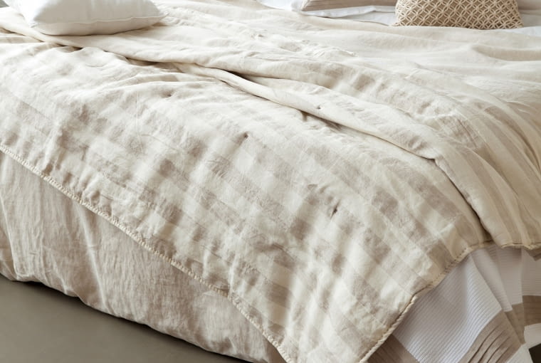 Zara Home - Milano Collection: dekoracyjna, lniana narzuta w linię. Cena: od 629 zł do 899 zł (w zależności od rozmiaru). Zara Home, len, pościel z lnu, lniana pościel, lniany obrus, nowości