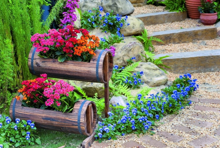 Te dwie maselnice ustawione na stojaku nie służą już do wyrobu masła. Teraz rośnie w nich kalanchoe.