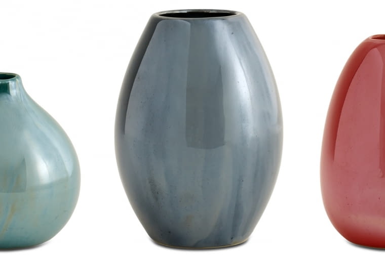 BoConcept: wazony Pearly. Wazon w morskim kolorze (8 cm wysokości) przeceniono z 21 zł na 13 zł. Szary wazon (10,5 cm wysokości) przeceniono z 21 zł na 13 zł. Wazon czerwony (10 cm wysokości) kosztuje teraz 13 zł (zamiast 21). BoConcept, produkty, zakupy, akcesoria