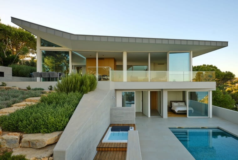 Szczyt wieków: Szczyt dachu jest nachylony w kierunku starożytnej sosny, symbolizując symbiozę. Szczyt wieków: Szczyt dachu jest nachylony w kierunku starożytnej sosny, symbolizując symbiozę.