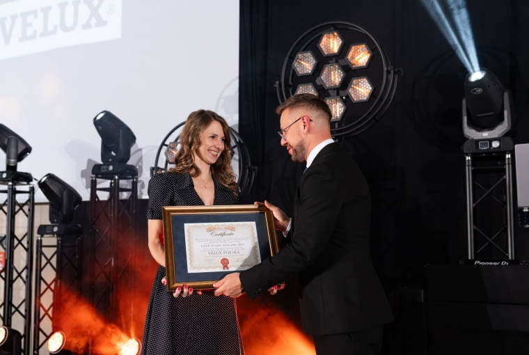 Karol Klos, Dyrektor Zarządzajacy Centrum Analiz Branżowych wręcza dyplom Aleksandrze Stępniak, Public Affairs Manager, VELUX Polska Karol Klos, Dyrektor Zarządzajacy Centrum Analiz Branżowych wręcza dyplom Aleksandrze Stępniak, Public Affairs Manager, VELUX Polska