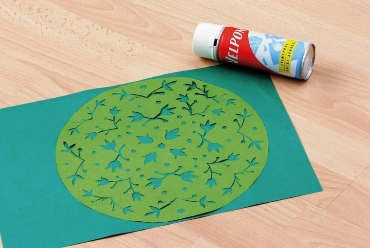 KROK 4. Serwetkę rozkładamy, prasujemy lekko rozgrzanym żelazkiem, wygładzając wszystkie zagięcia, i naklejamy na kartkę w innym kolorze. Przycinamy ją tak, by również miała kształt koła. 23.01.2009 DEKORACJE Z PAPIERU - SERWETKI , WYKONANIE STYLIZACJA KINGA KOLARY - SKOMRO FOT. RADOSLAW WOJNAR PUBLIKACJA CZTERY KATY NR 4 (210) - 4 2009 PUBLIKACJA CZTERY KATY NR 2 (257) - 2 2013 + DODATEK ZTS - PIEKNE DEKORACJE Z PAPIERU SLOWA KLUCZOWE: DEKORACJA PLASTYKA ZDJĘCIE DO WKŁADKI: PUBLIKACJA CZTERY KATY NR 4 (210) - CZASOPISMA