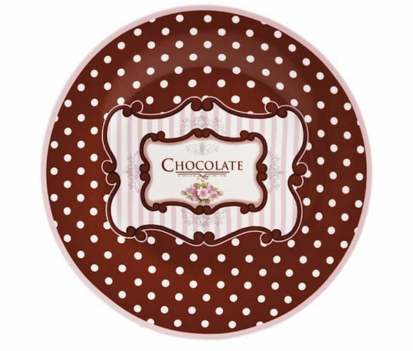 Kolekcja "Czekoladowy Raj" w sklepach Empik - brązowy talerz w kropki z napisem "Chocolate": 9,99 zł. Empik, gadżety, nowości, czekoladowy raj, w Empiku