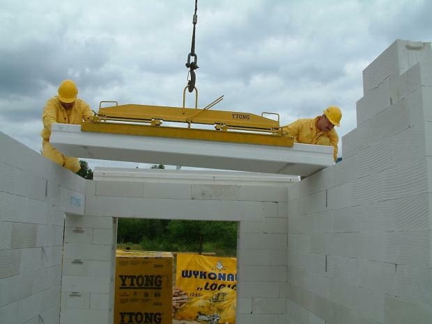 Płyty stropowe wykonuje się za każdym razem "na wymiar" dla konkretnego domu. Przy ich montażu nie stosuje się podpór, a strop można od razu obciążać beton komórkowy, płyty stropowe, budowa domu