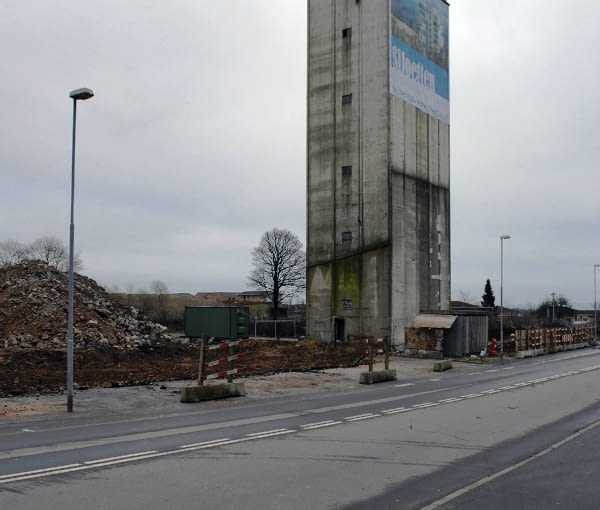 Tak wyglądał silos zbożowy przed adaptacją na mieszkania - była to obskurna, betonowa wieża. rewitalizacja, adaptacja, beton, dania, blok