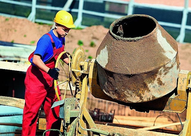 Przygotowywanie mieszanki betonowej na budowie betonowanie