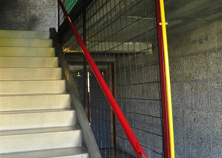 Jednostka Marsylska, proj. Le Corbusier - jedna z klatek schodowych. Uwagę zwraca "przemysłowa" instalacja elektryczna i oświetlenie