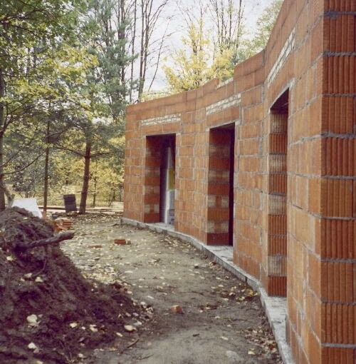 Ściana jednowarstwowa grubości 44 cm wybudowana z pustaków poryzowanych budowa domu