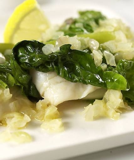 10.10.2005 WARSZAWA , SESJA JEDZENIE , SESJA PIEC SKLADNIKOW , HALIBUT Z RZYMSKA SALATA
