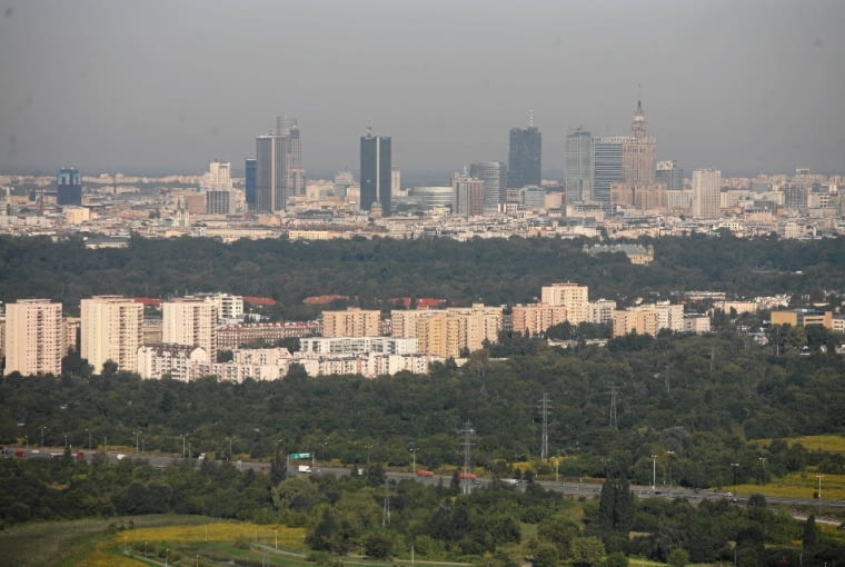 31.08.2009 WARSZAWA , PANORAMA CENTRUM MIASTA Z NOWO WYBUDOWANEGO KOMINA W ELEKTROCIEPLOWNI SIEKIERKI . FOT. BARTOSZ BOBKOWSKI / AGENCJA GAZETA