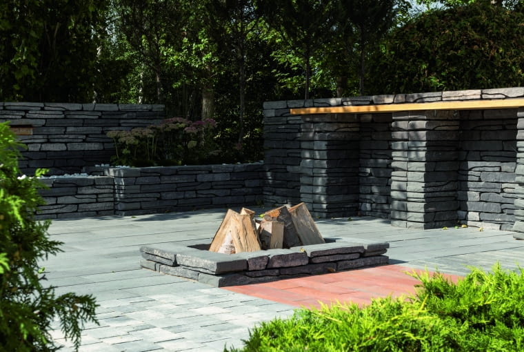 Jeśli mamy większy ogród, warto rozważyć budowę wgłębnika z paleniskiem pośrodku. Wgłębnik można wykonać poprzez celowe obniżenie terenu lub wykorzystanie naturalnego ukształtowania