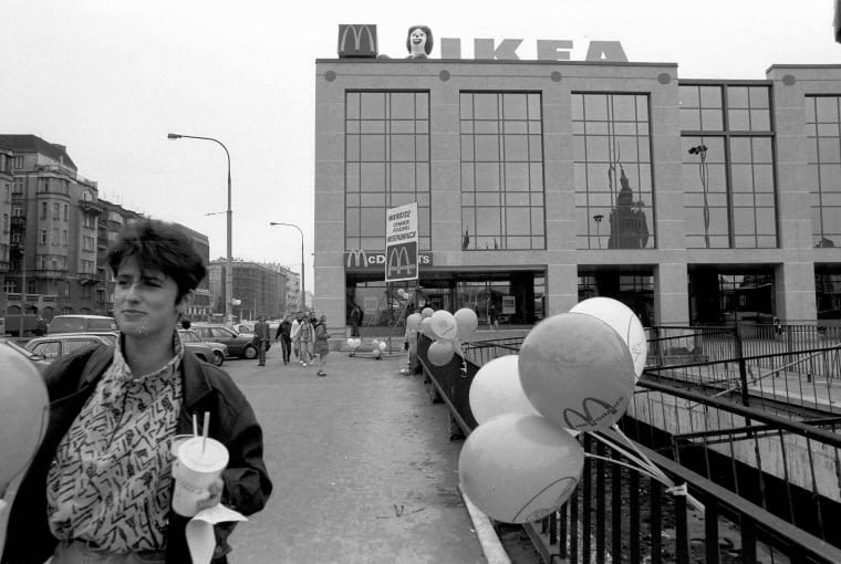 08.09.1992 WARSZAWA ALEJE JEROZOLIMSKIE RESTAURACJA MC DONALD'S FOT. SLAWOMIR KAMINSKI / AGENCJA GAZETA DZIEN PRZED OTWARCIEM IKEA DVD 007 A SLOWA KLUCZOWE: GASTRONOMIA LATA 90 ULICE ARCHITEKTURA HANDEL MEBLE ARCHIWALNE /FR/